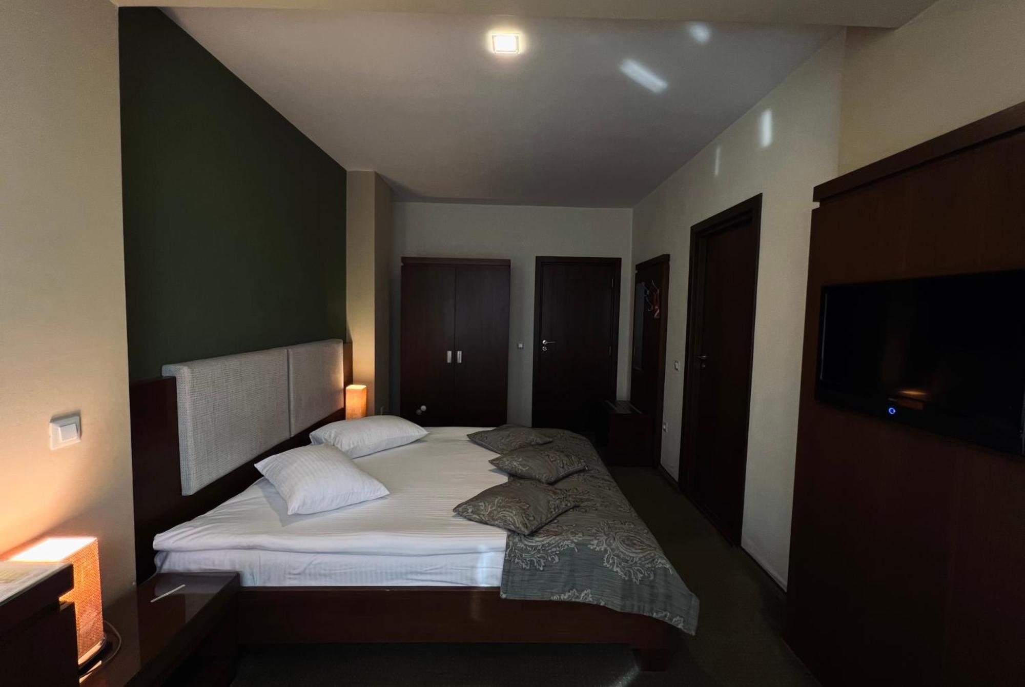 Hostel Royale *